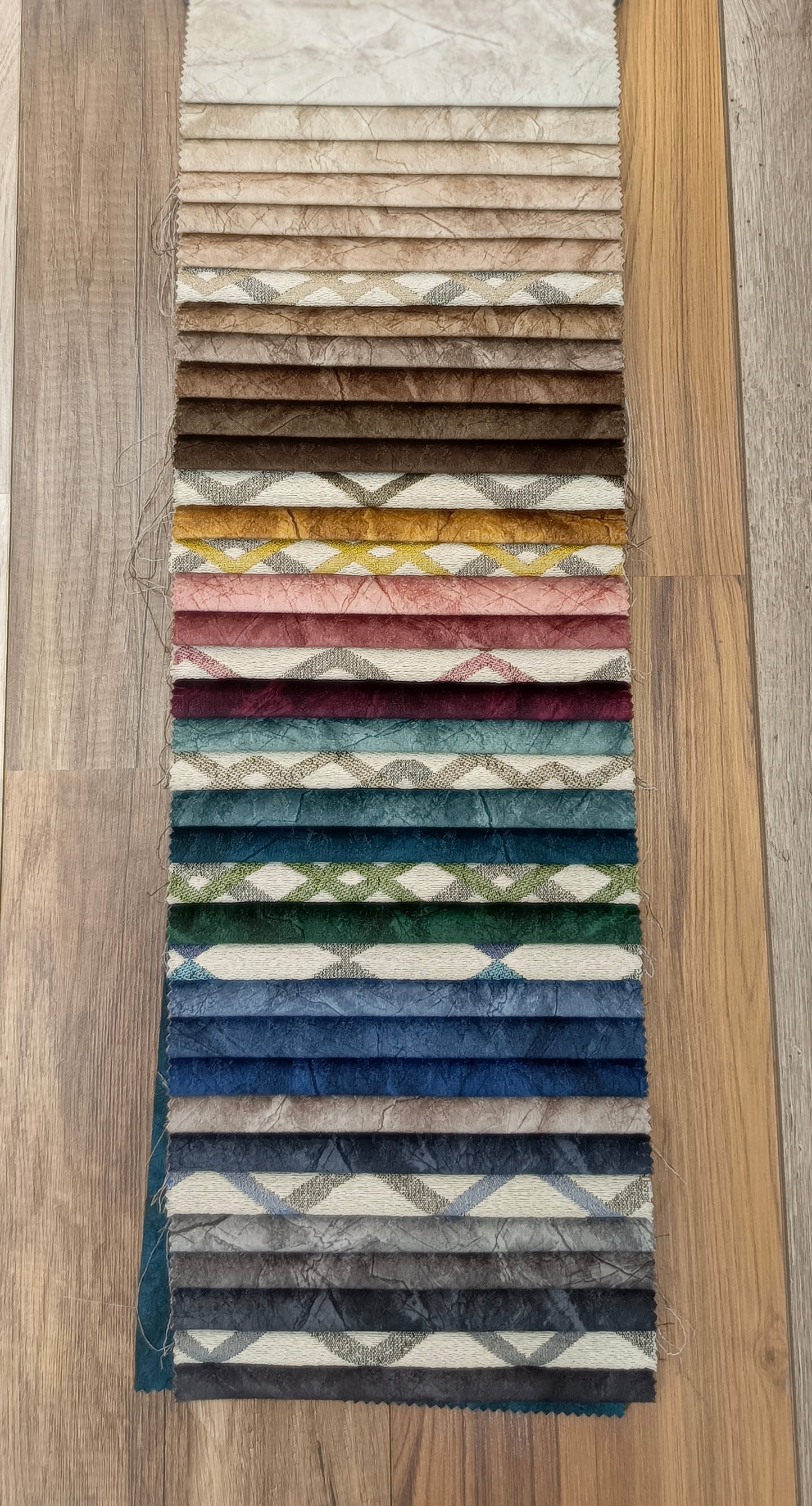 أقمشة مخملية فاخرة بألوان ساحرة.