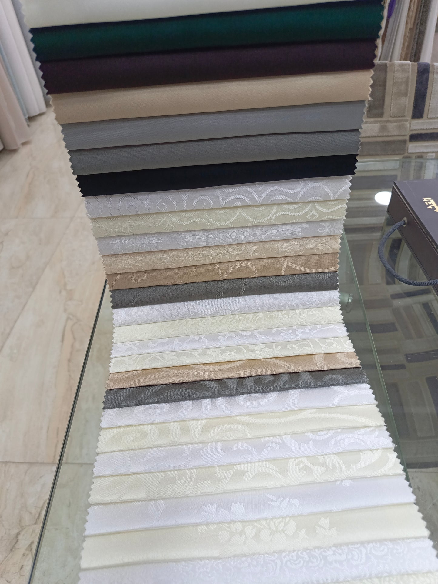 قماش شراشف طاولات فاخر - تشكيلة ألوان ونقشات عصرية