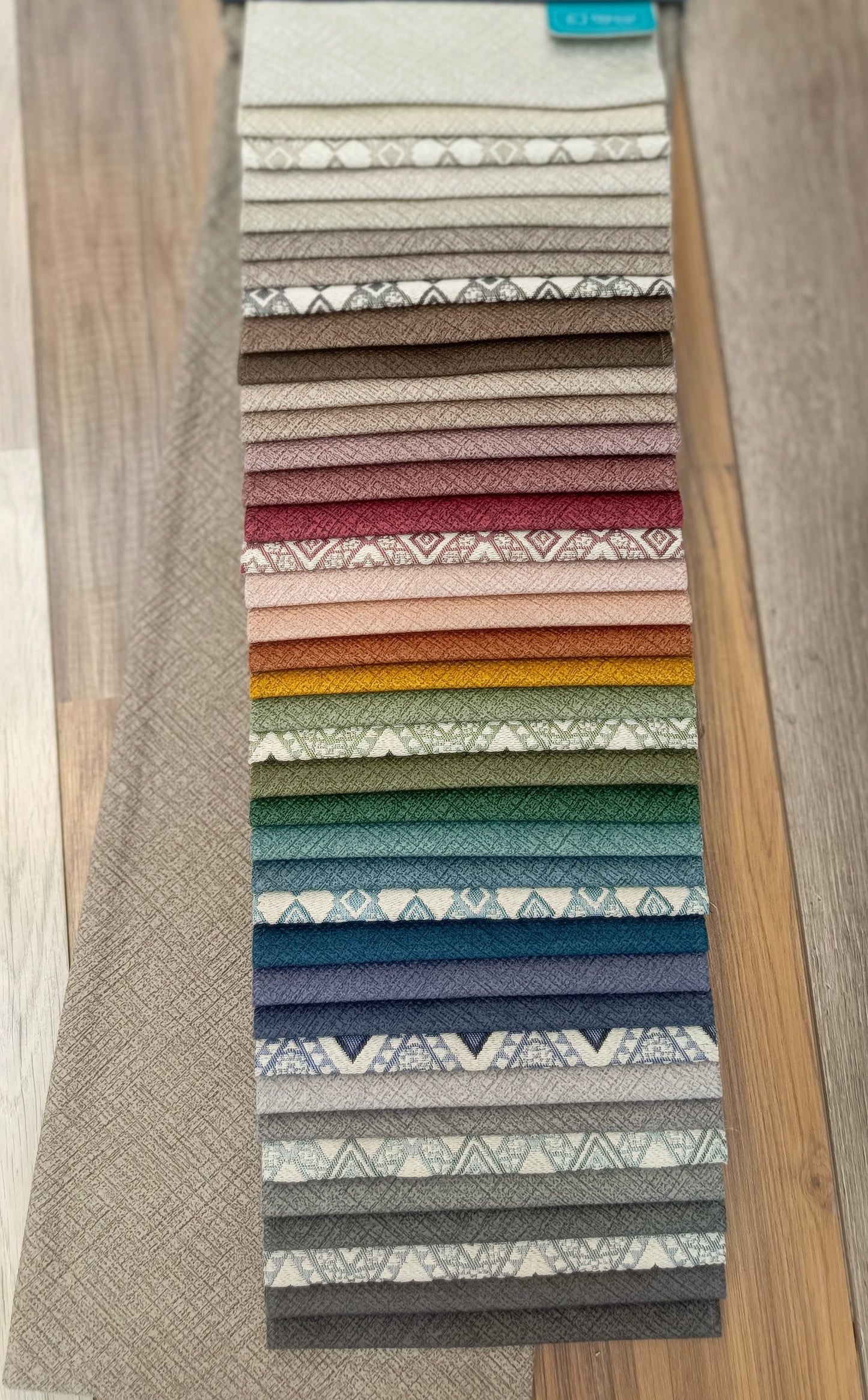 أقمشة مخملية فاخرة بألوان ساحرة.